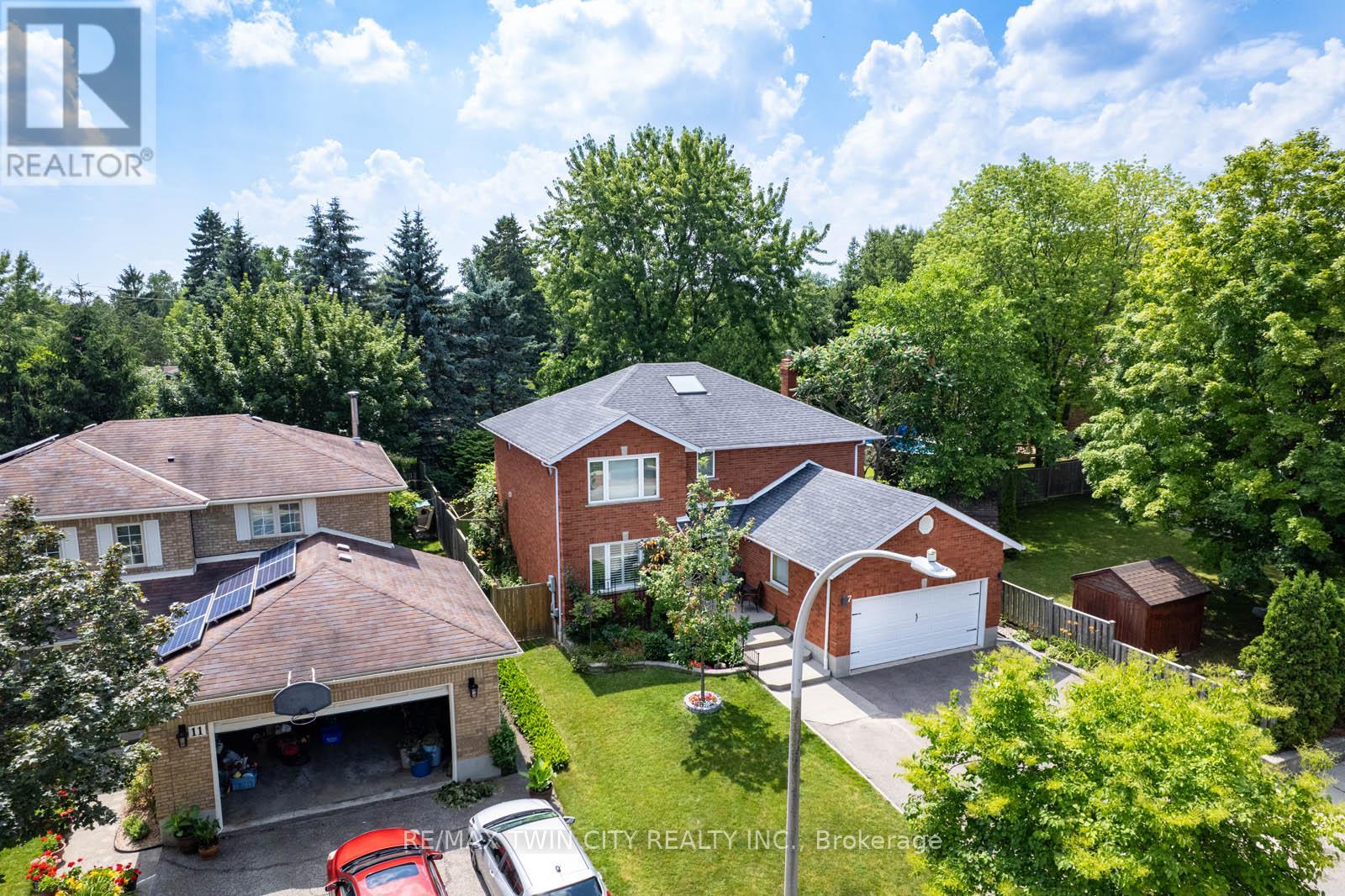 7 Chandos Dr, Kitchener, ON N2A 3C2