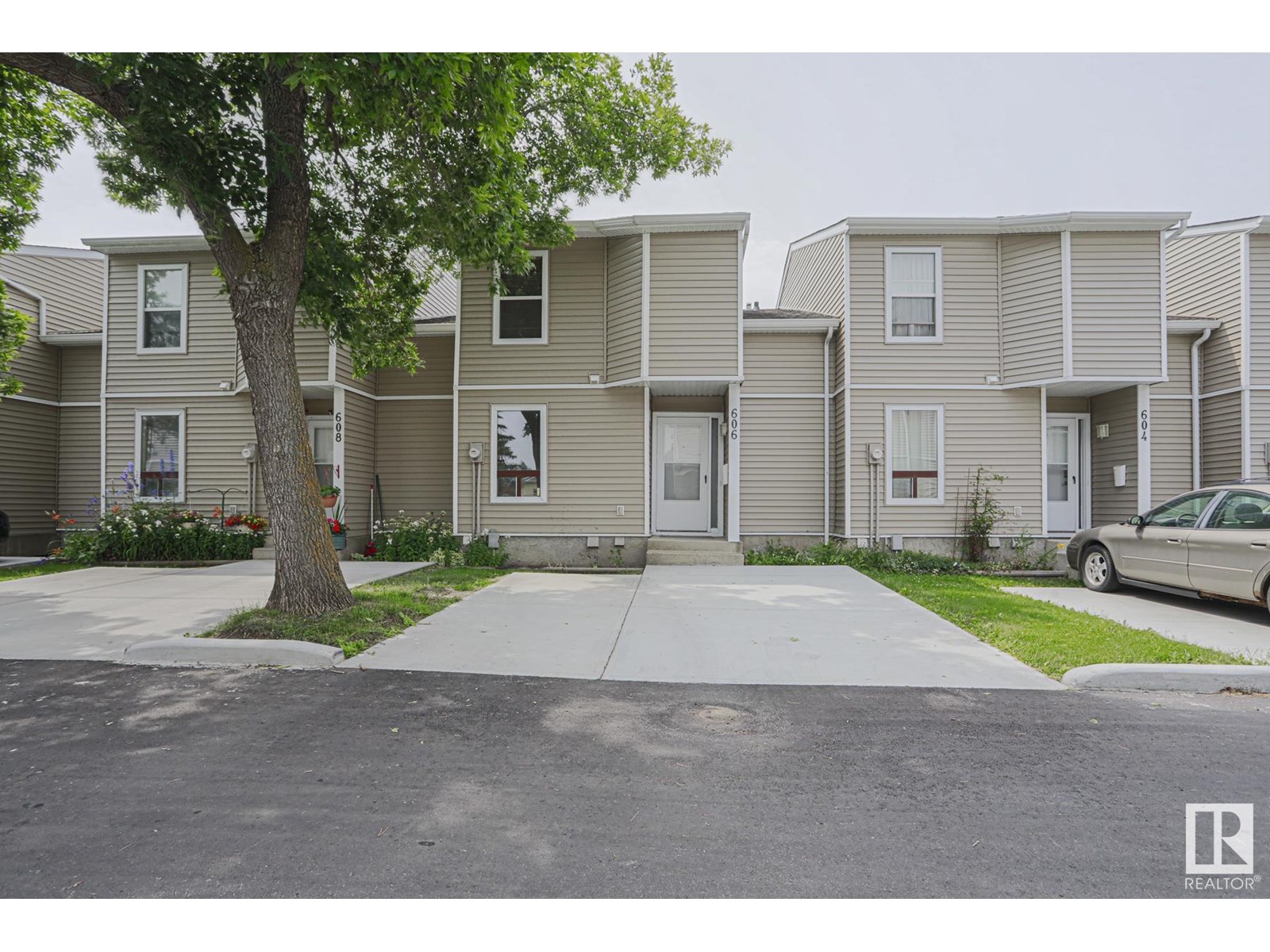 606 Saddleback Rd NW, Edmonton, AB T6J 4Z3