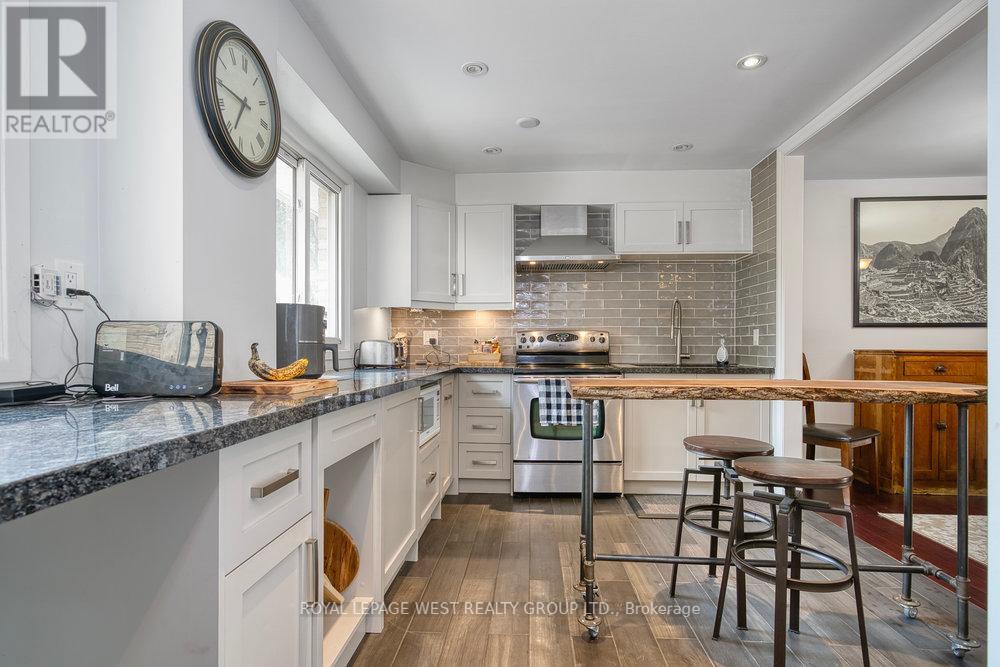 3 92 Twenty Ninth St, Toronto, ON M8W 3B2