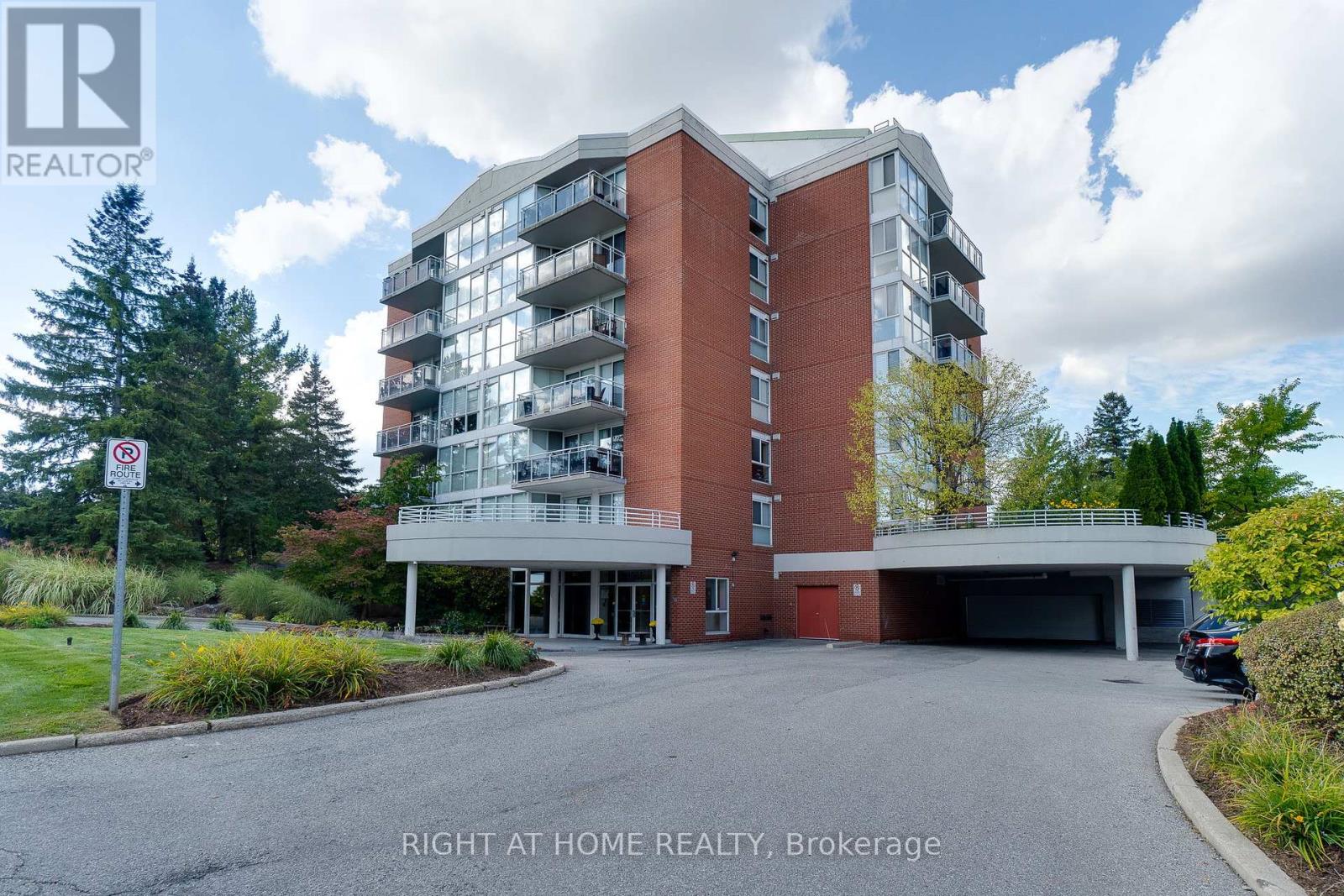 202 1071 Queens Ave, Oakville, ON L6H 4K9