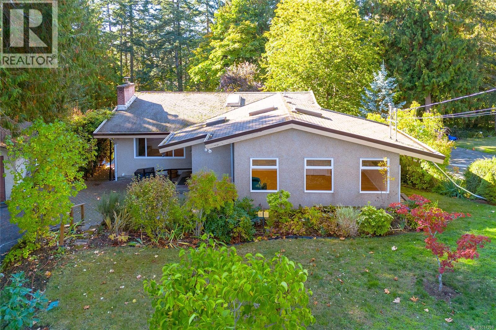 7086 Maber Rd, Central Saanich, BC V8M 1S9