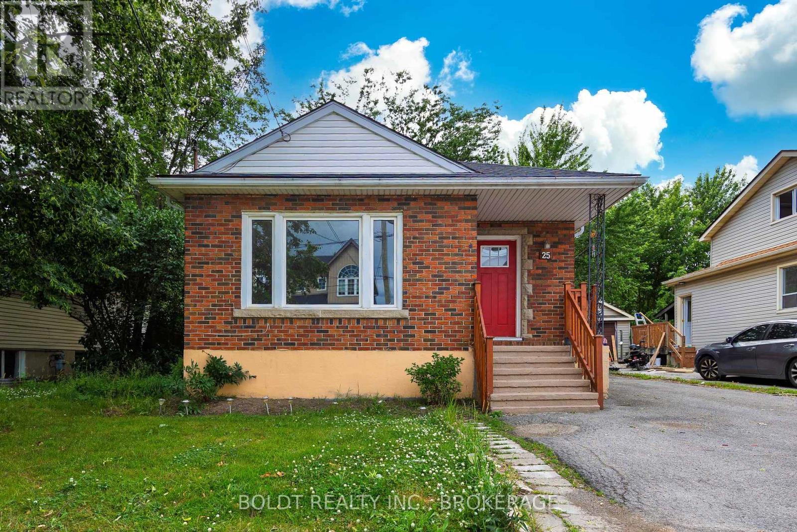 25 King St, Thorold, ON L2V 3T6