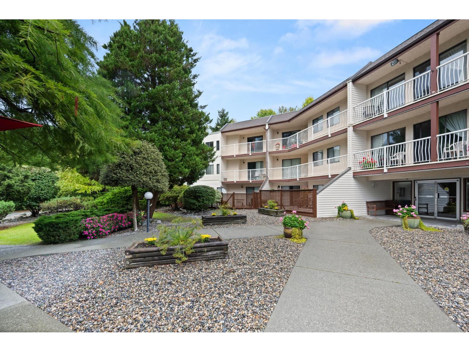12890 17 Avenue Unit 213, Surrey, BC V4A 1T5