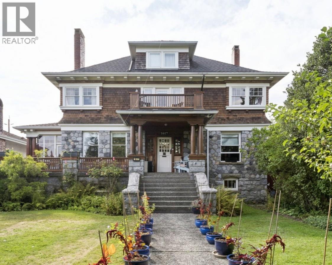 1617 W Grand Blvd, North Vancouver, BC V7L 3Y2