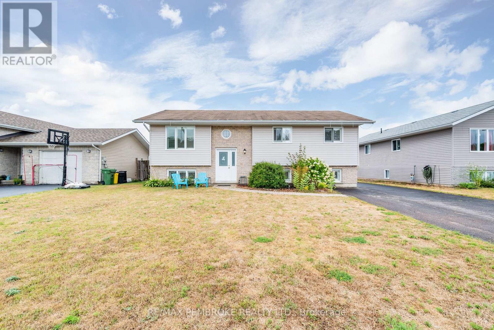 45 Spruce St, Petawawa, ON K8H 3S4