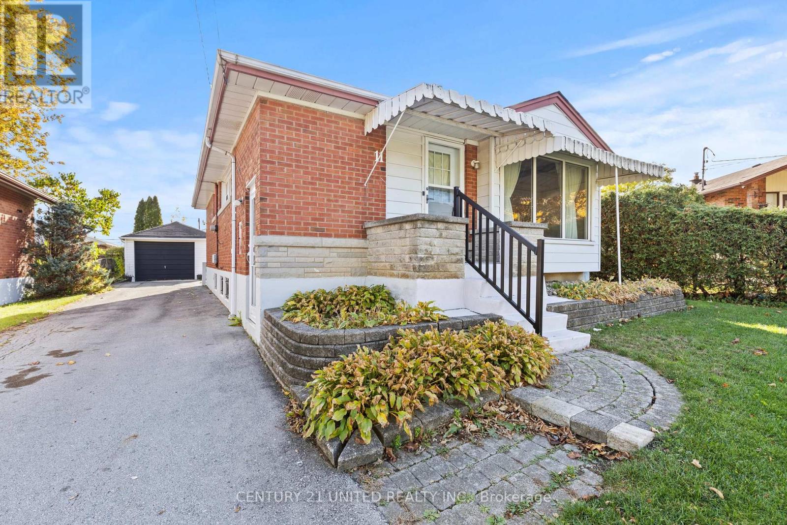 11 Helga Ct, Hamilton, ON L8V 3K1