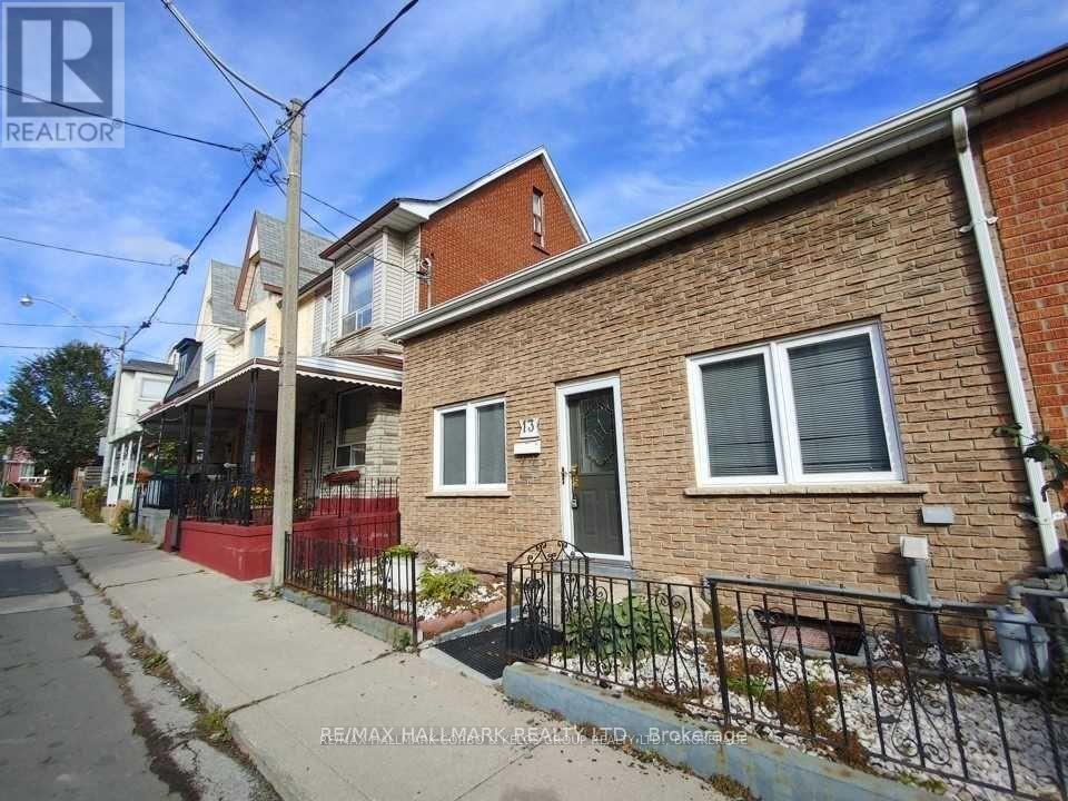 13 Northern Pl, Toronto, ON M6K 2V1