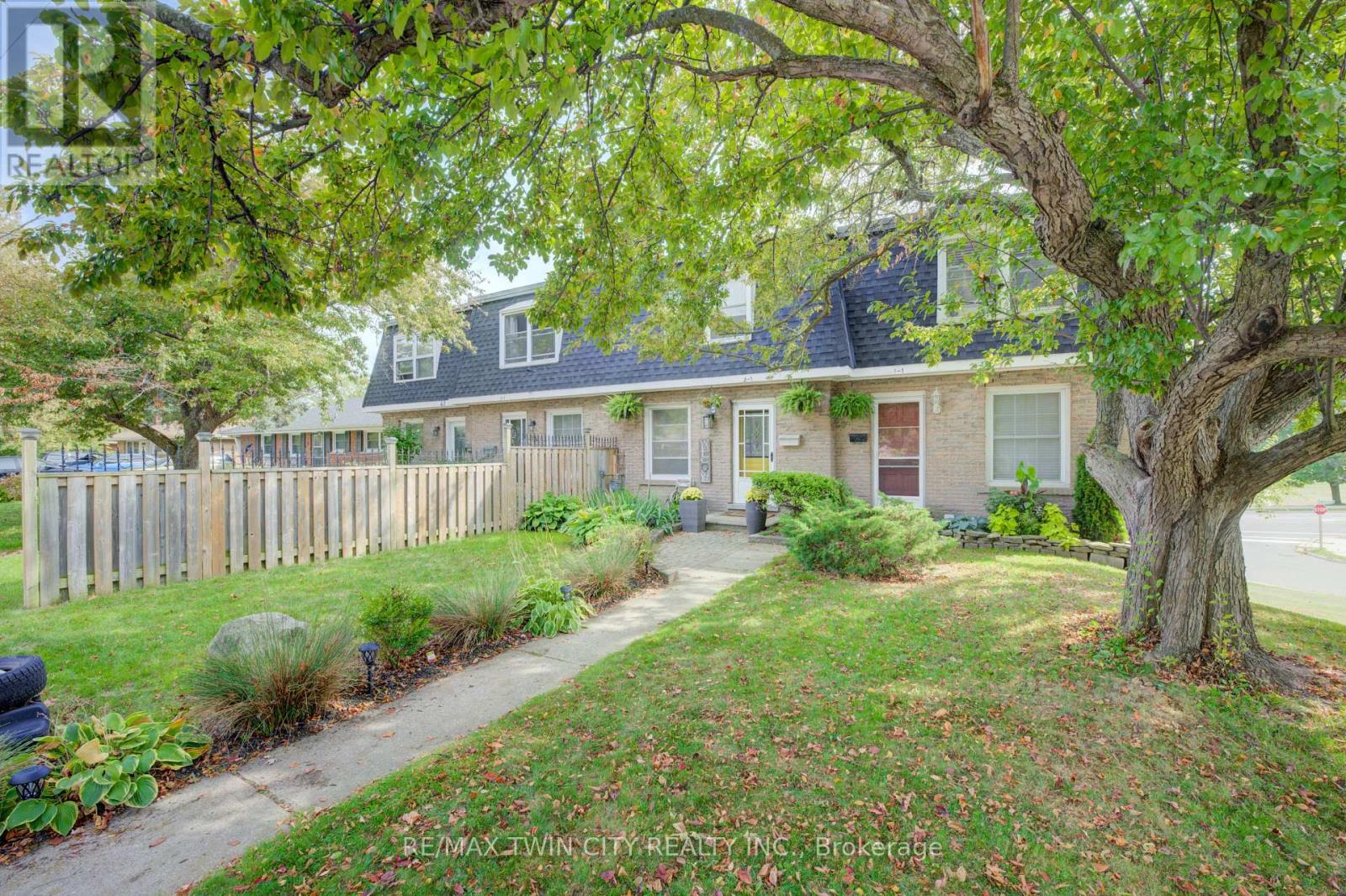 2 1 Donlea Dr, Cambridge, ON N1S 1S7