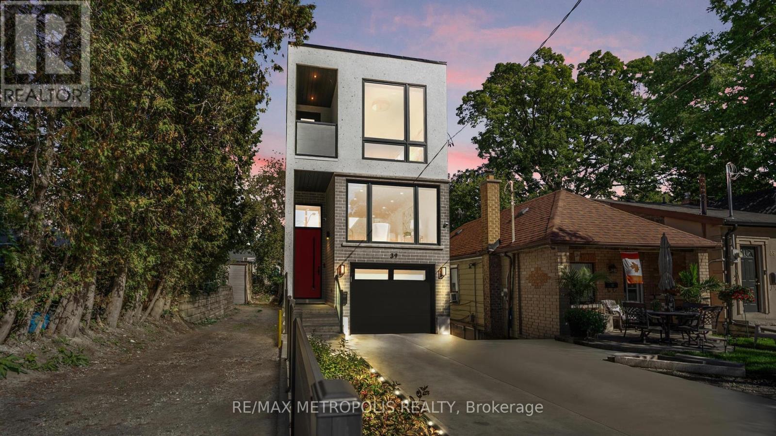 39 Kenworthy Ave, Toronto, ON M1L 3B1