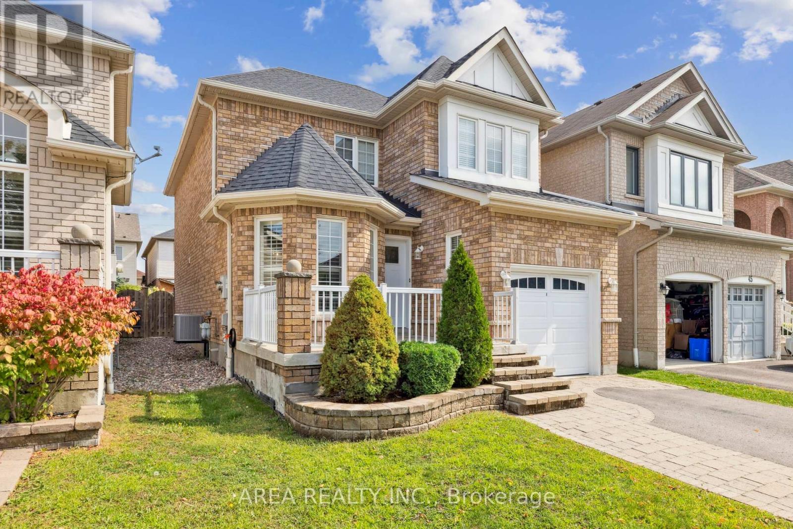 43 Chatterson St, Whitby, ON L1R 0B3