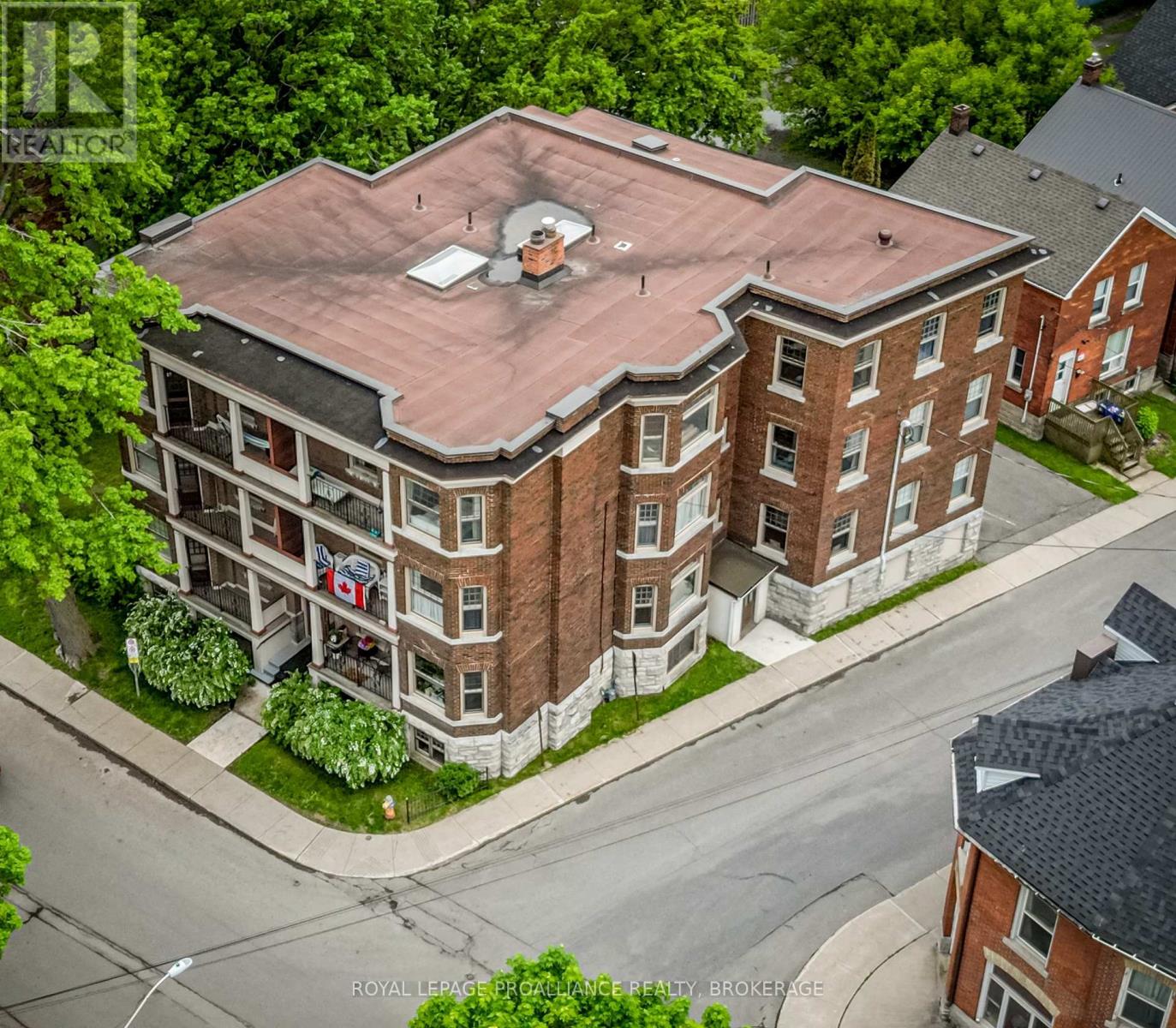 2 244 Barrie St, Kingston, ON K7L 3K5