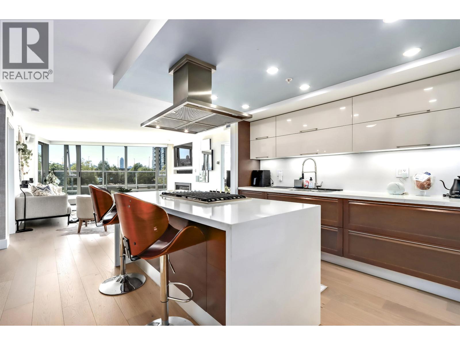 8 Smithe Mews Unit 303, Vancouver, BC V6B 0A5