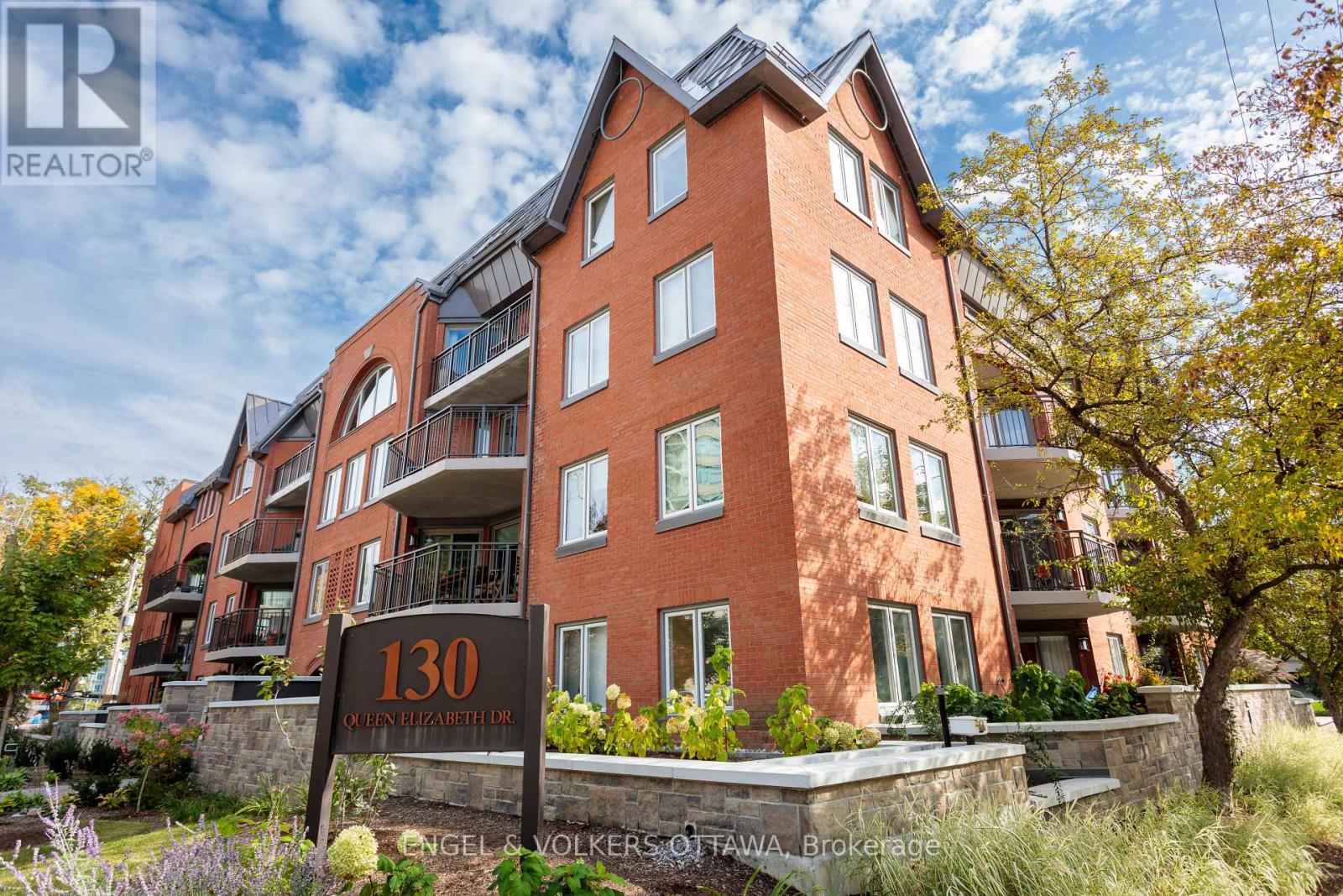 102 130 Queen Elizabeth Dr, Ottawa, ON K2P 1E6