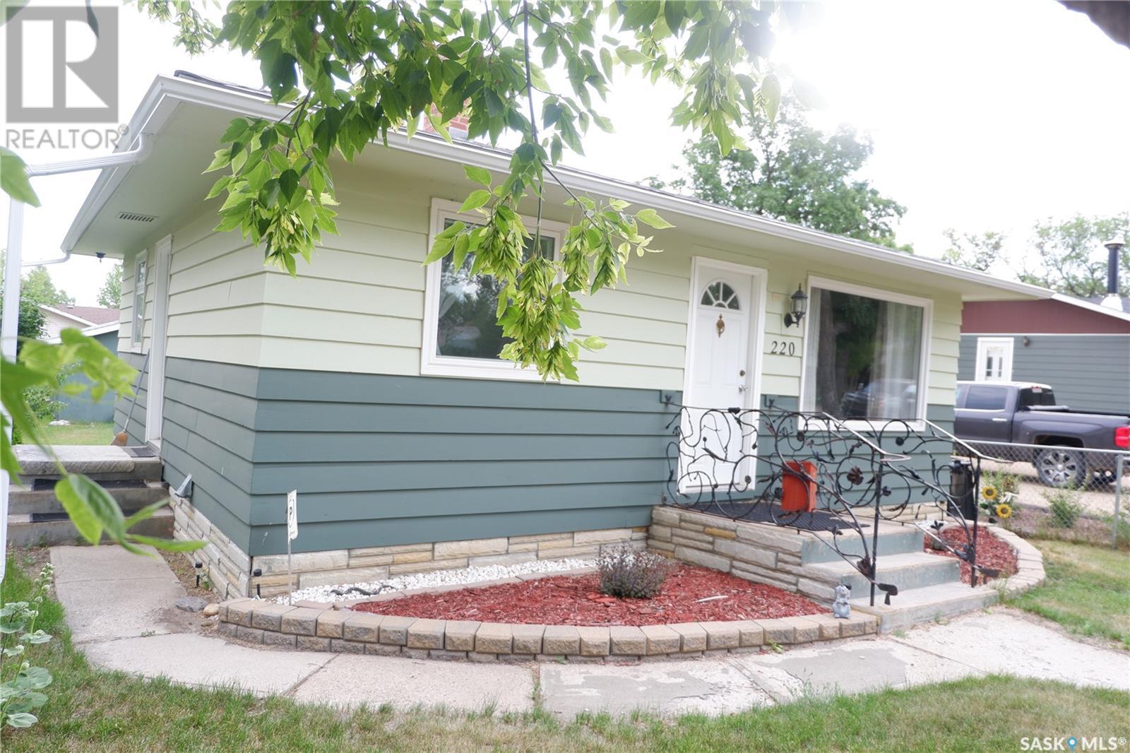 220 6th Avenue West, Assiniboia, SK S0H 0B0