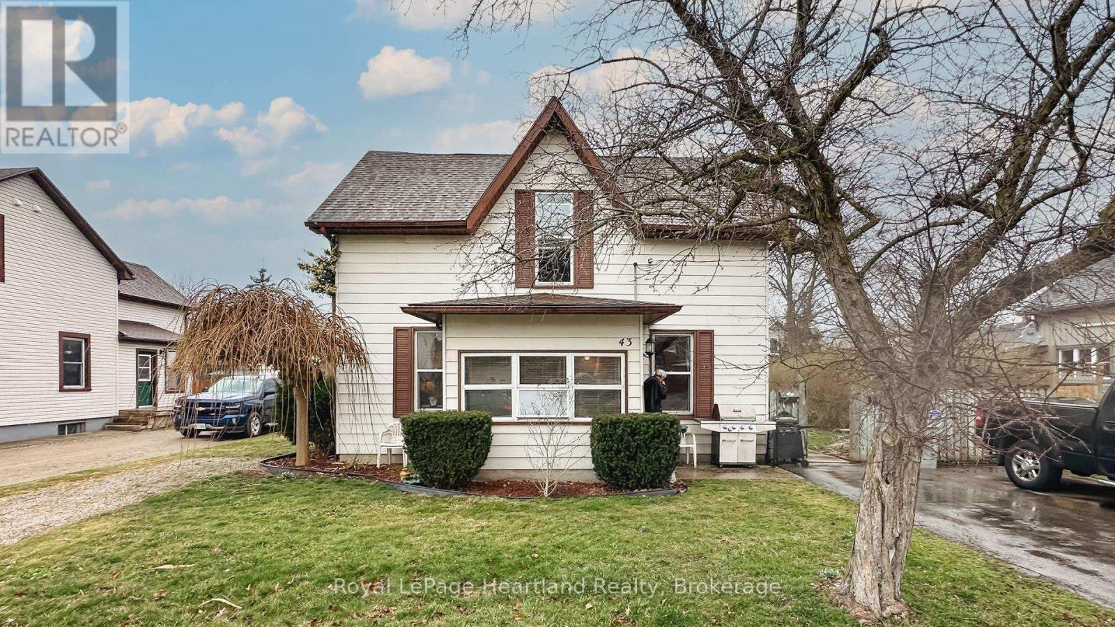 43 Trafalgar St, Goderich, ON N7A 1T3