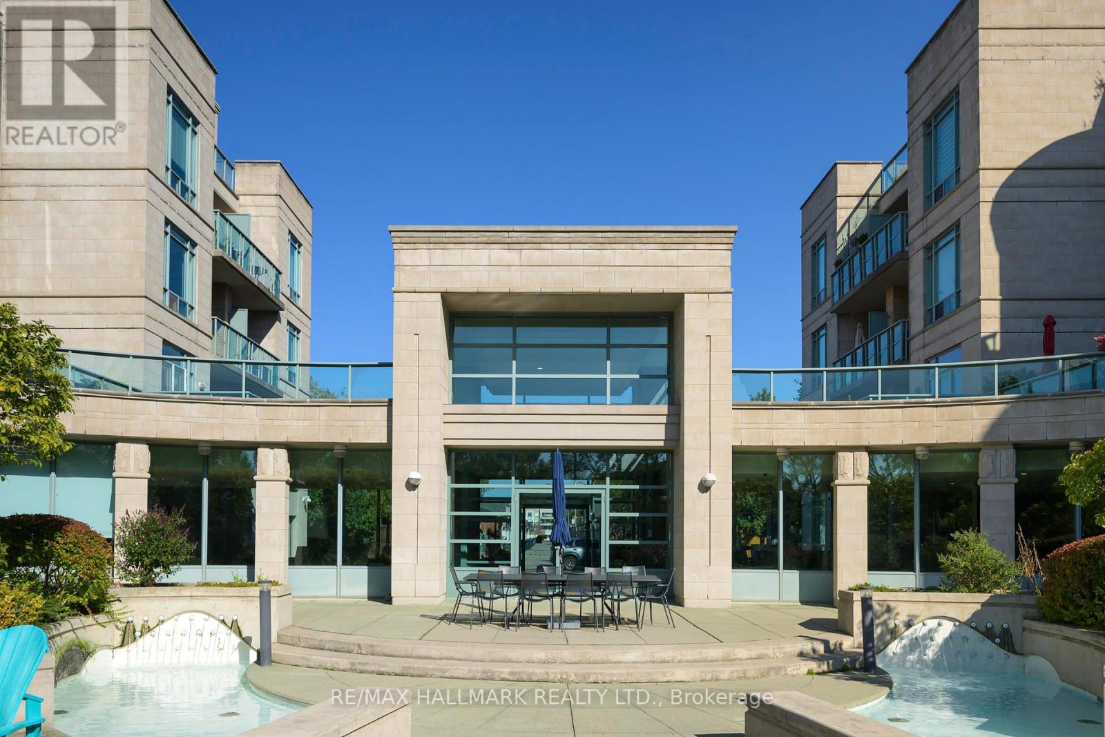 222 35 Boardwalk Dr, Toronto, ON M4L 3Y8