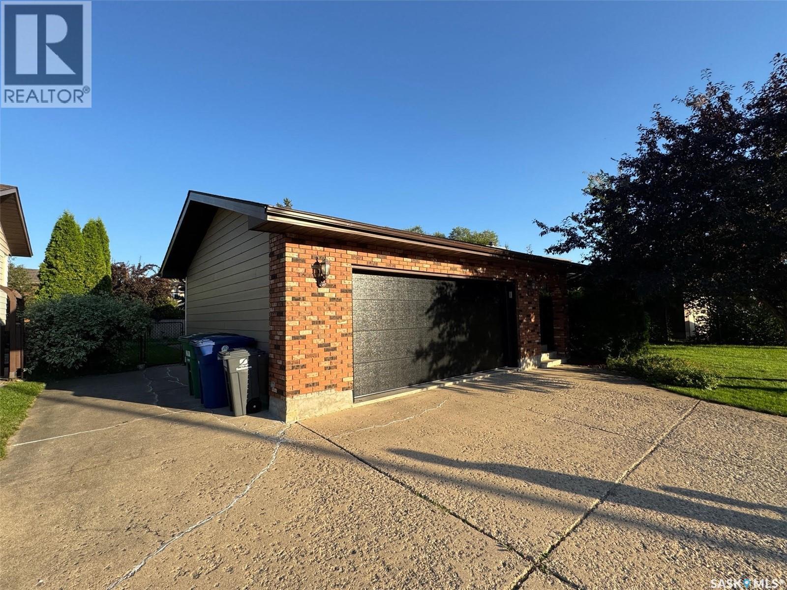 418 Emerald Cres, Saskatoon, SK S7J 4L3