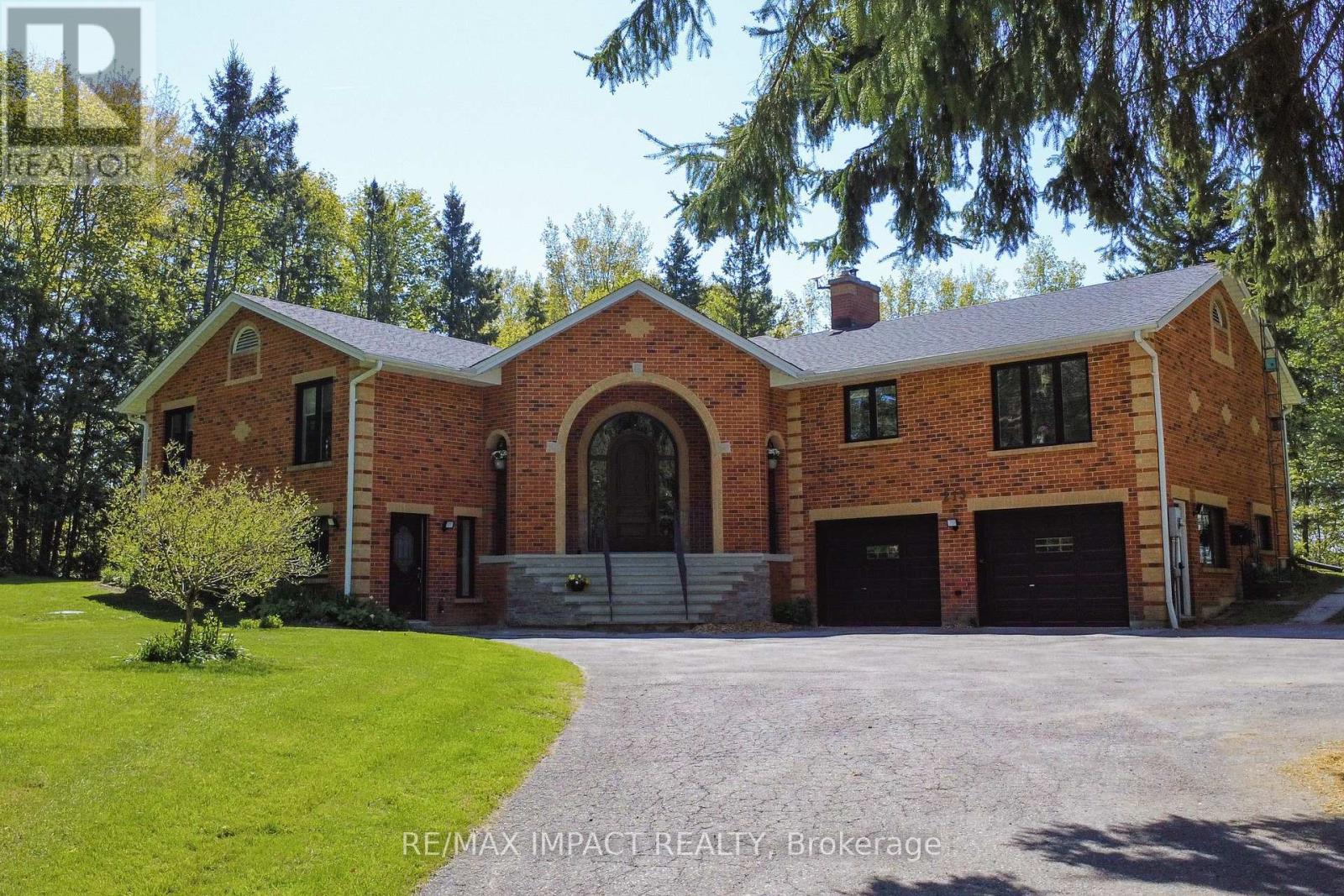 215 Raglan Rd W, Oshawa, ON L1H 0N5