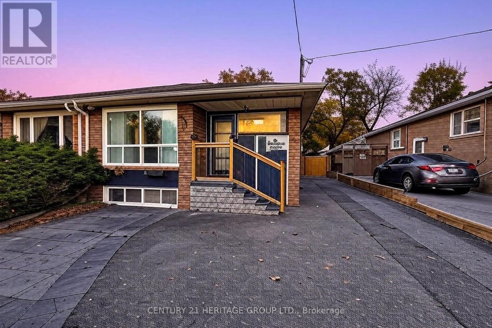 82 Harrison Dr, Newmarket, ON L3Y 4P4