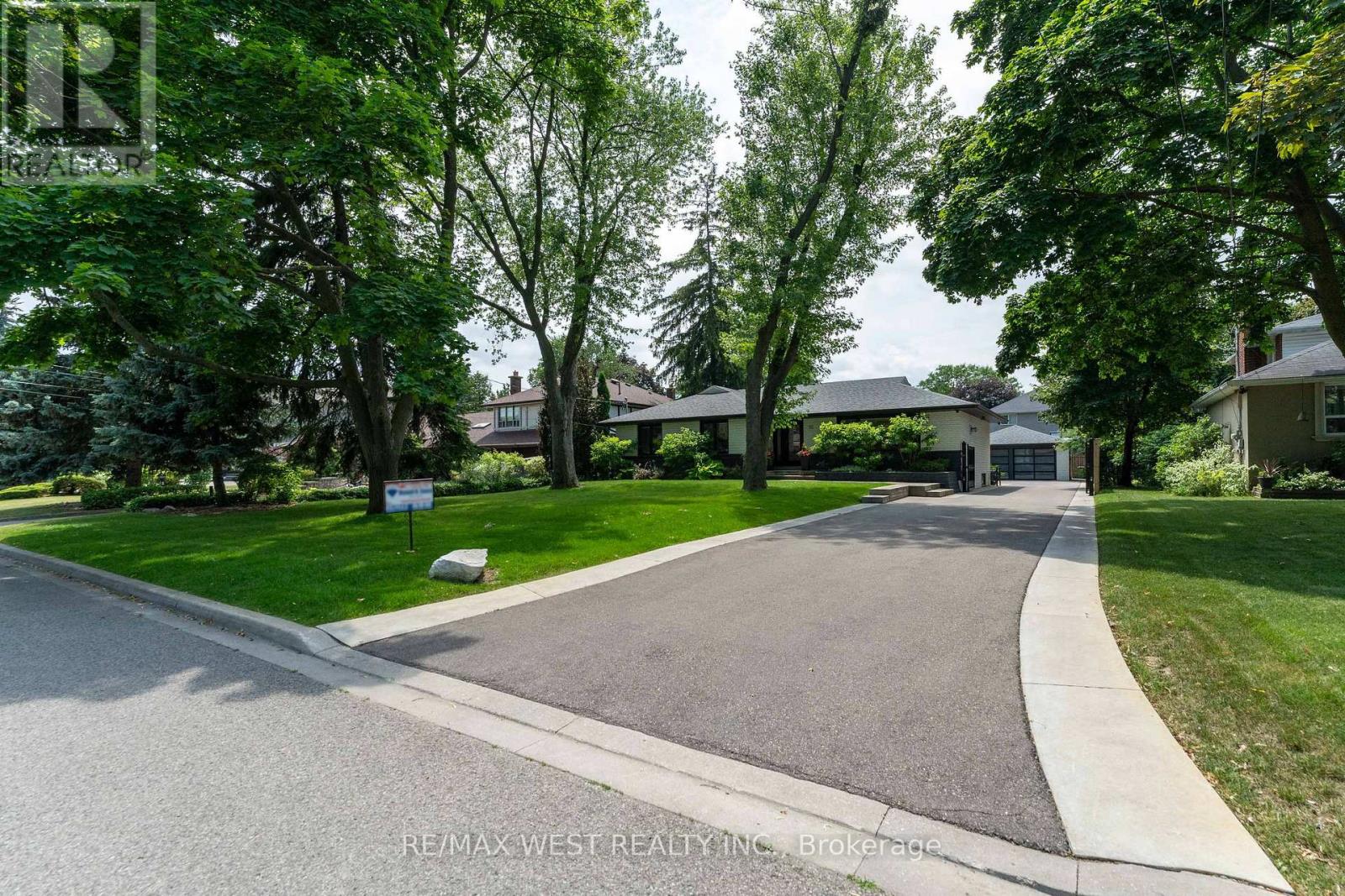 92 Warwood Rd, Toronto, ON M9B 5B7