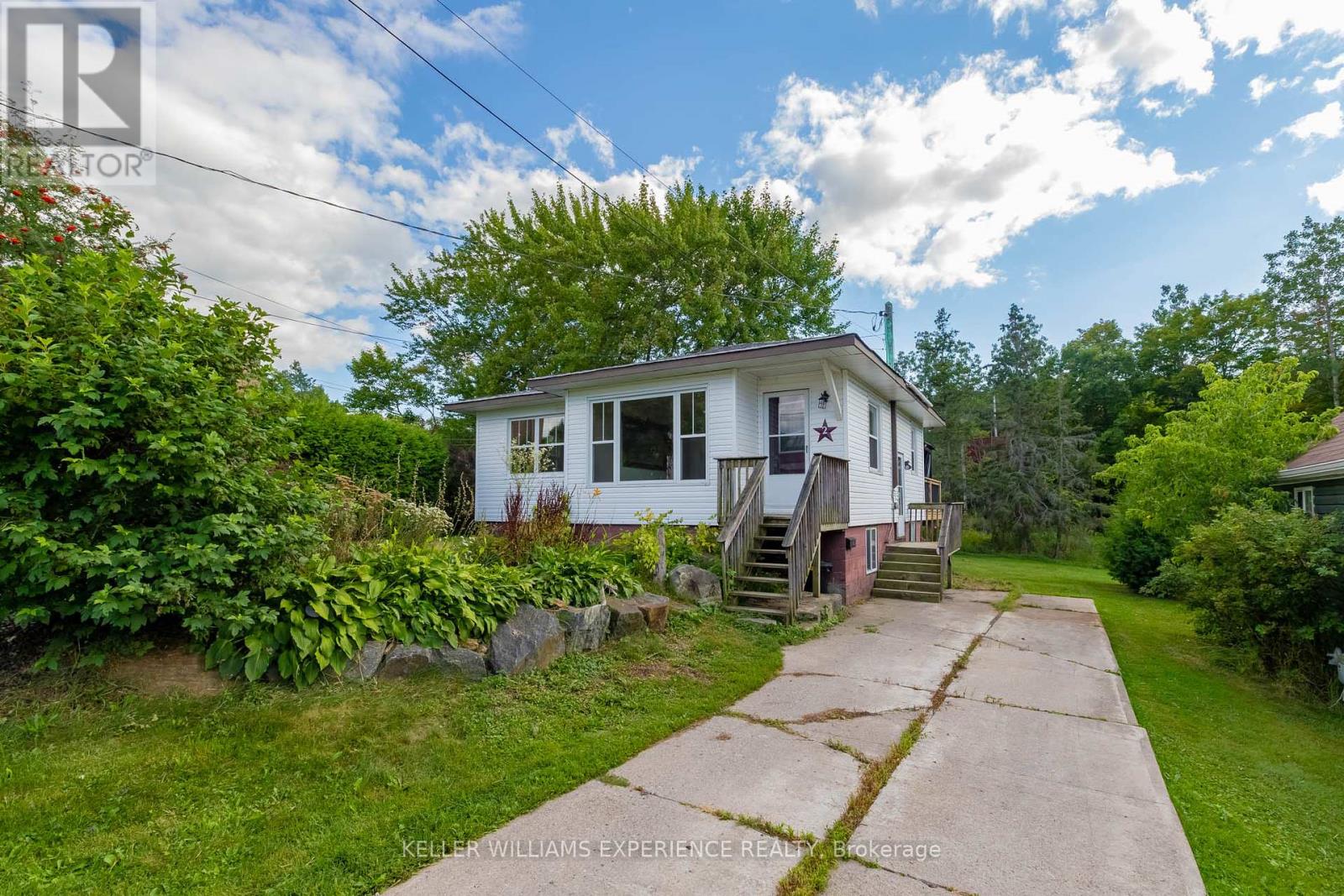 2 Meadow St, Parry Sound, ON P2A 2L9