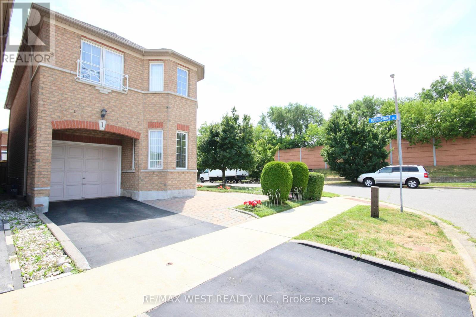 1 Platinum Dr, Toronto, ON M6M 5K1