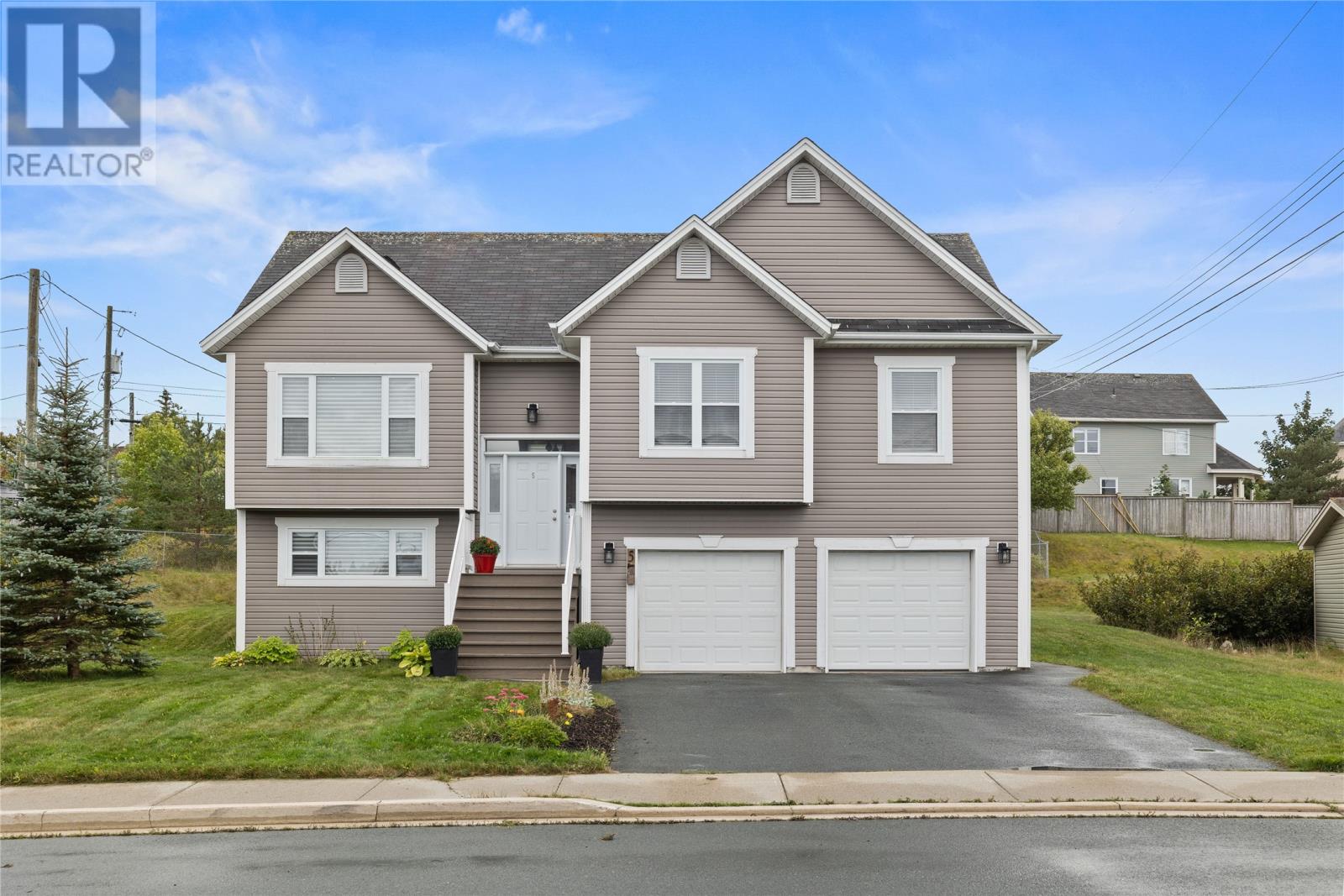 5 White Bear Ln, Conception Bay South, NL A1X 3E7