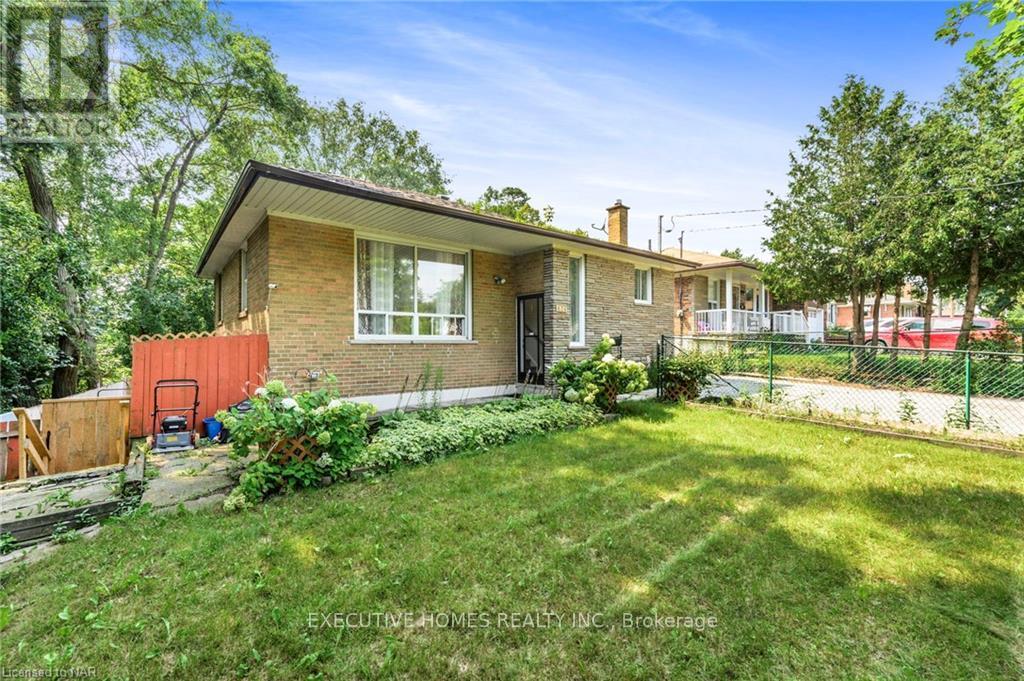 826 Scarborough Golf Club Rd, Toronto, ON M1G 1J3