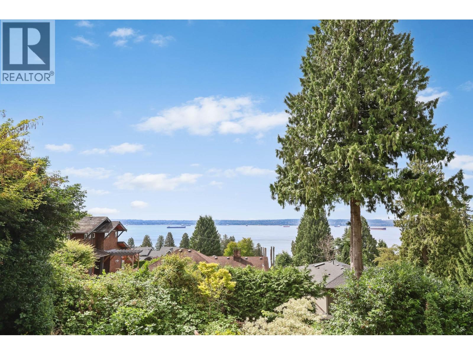 2678 Ottawa Ave, West Vancouver, BC V7V 2T5