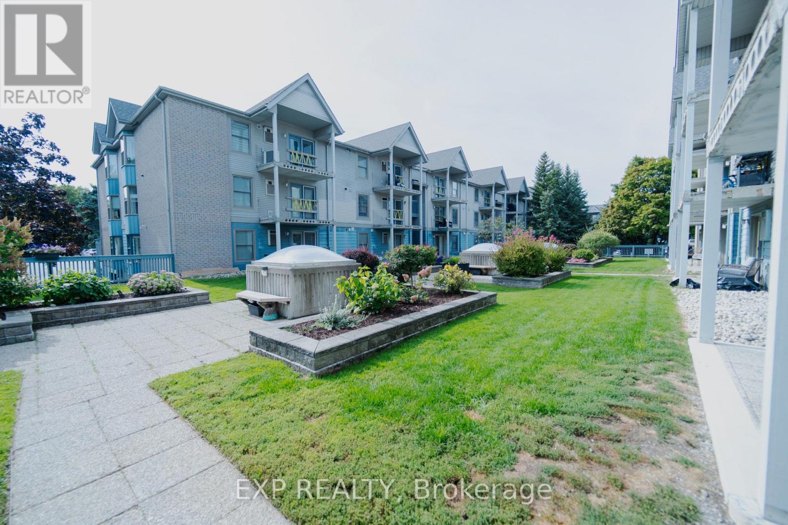 124 2010 Cleaver Ave, Burlington, ON L7M 4C1