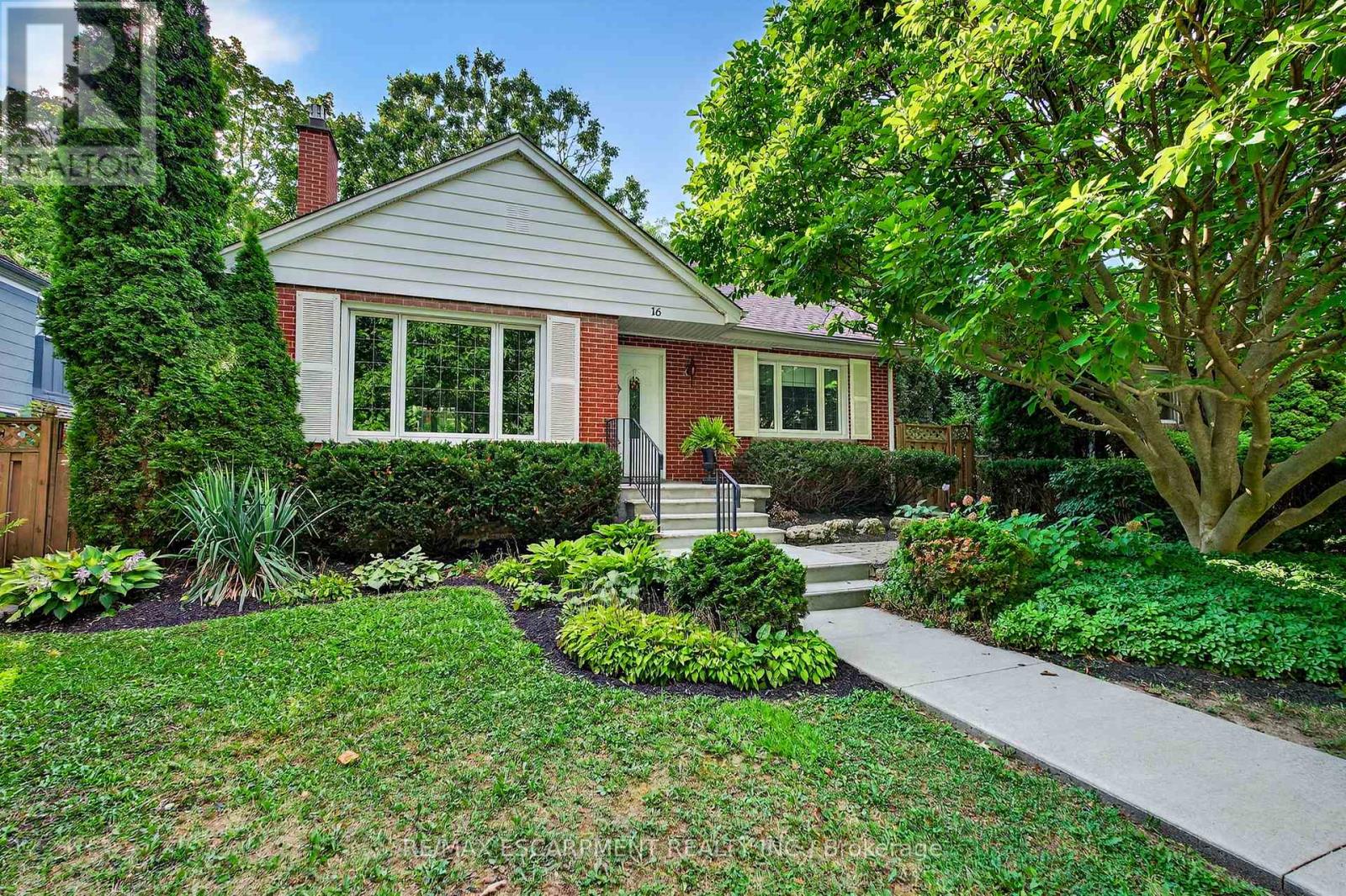 16 Parkview Row, Hamilton Dundas, ON L9H 2R9