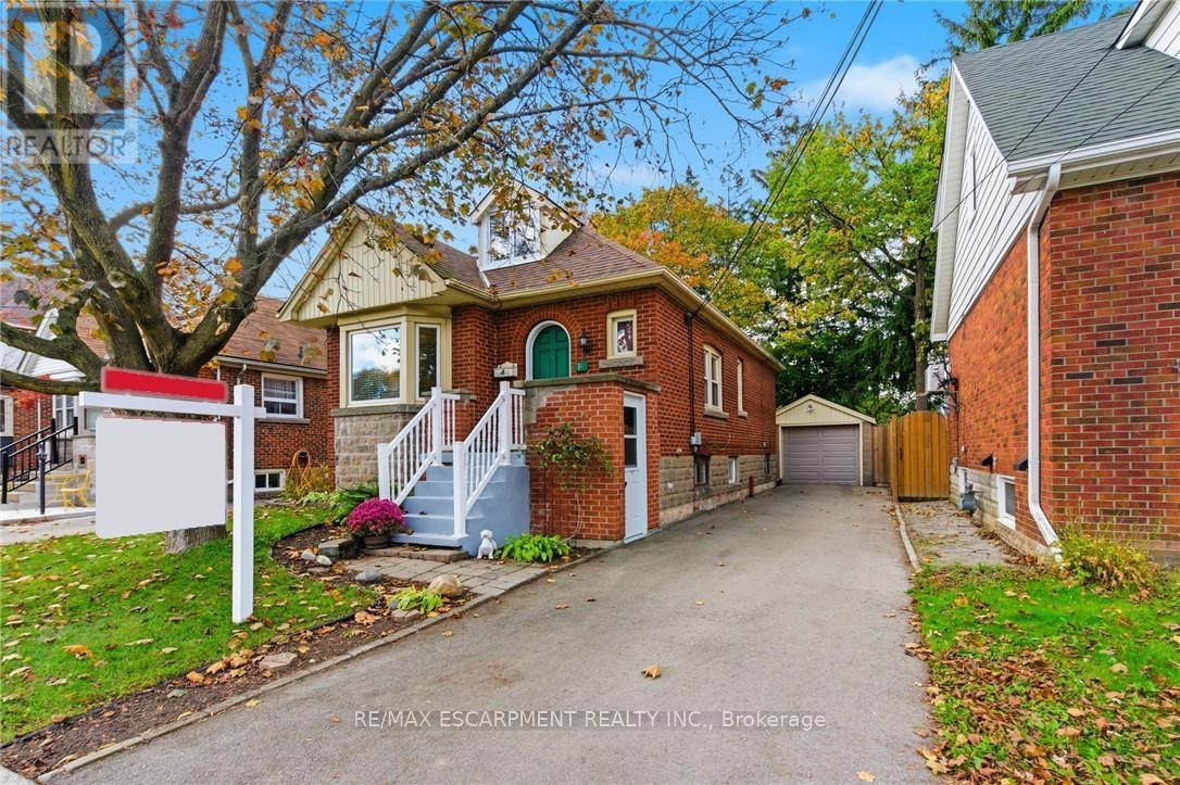 76 E 15th St, Hamilton, ON L9A 4E9