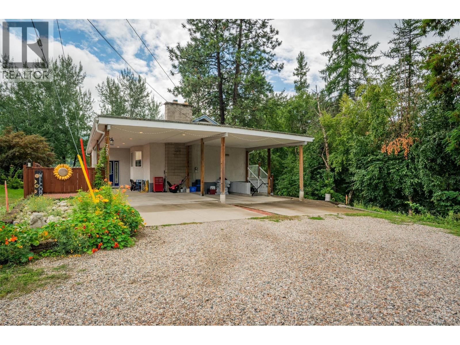 705 8th Avenue, Montrose, BC V0G 1P0