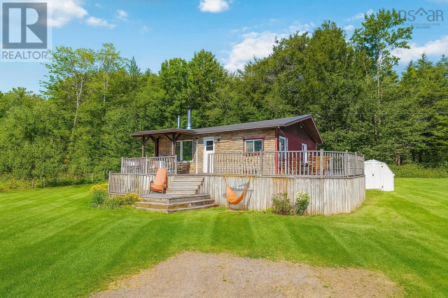 4 Charlie Dr, Mahone Bay, NS B0J 2E0