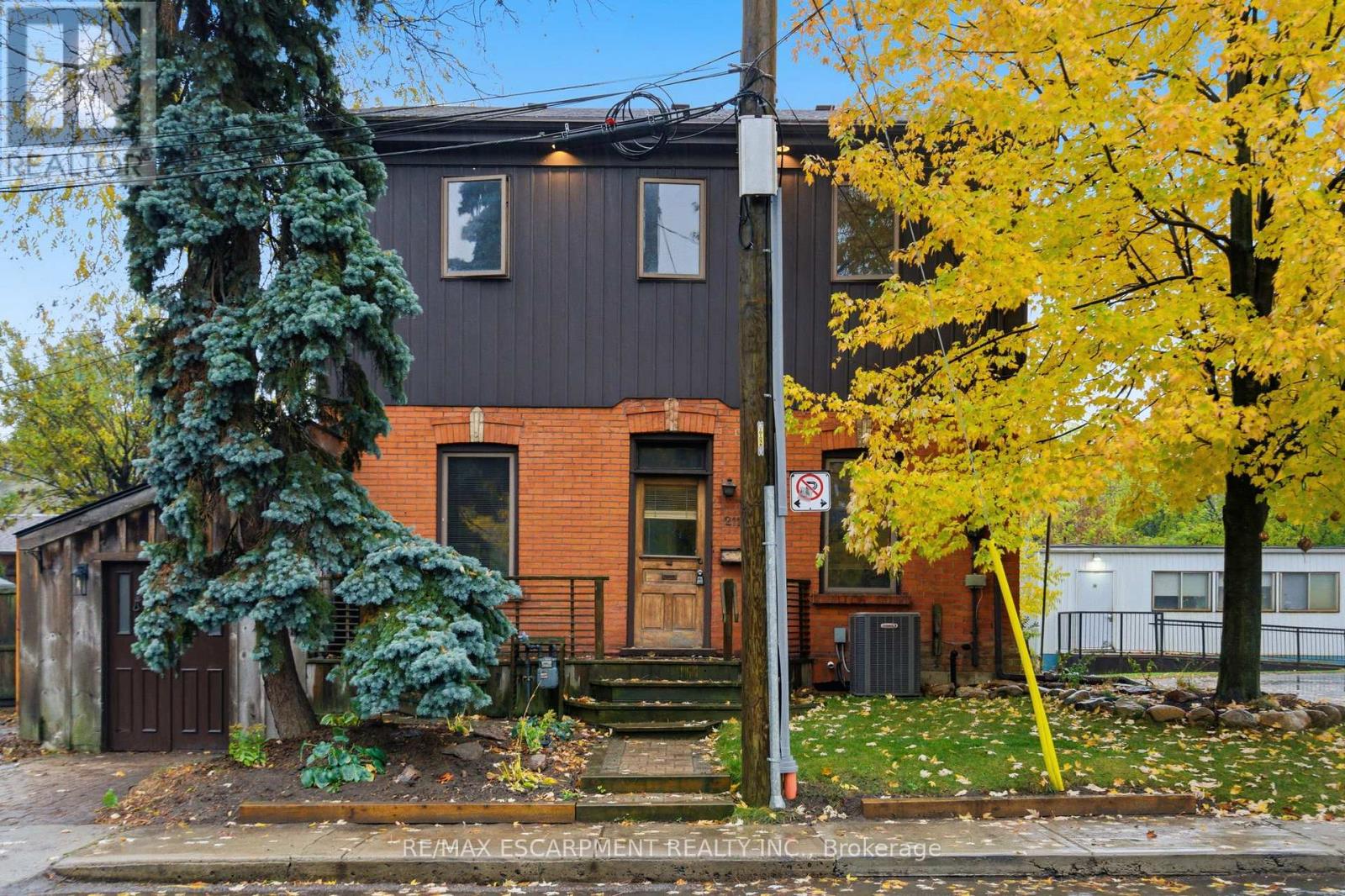 211 Robinson St, Hamilton, ON L8P 1Z8