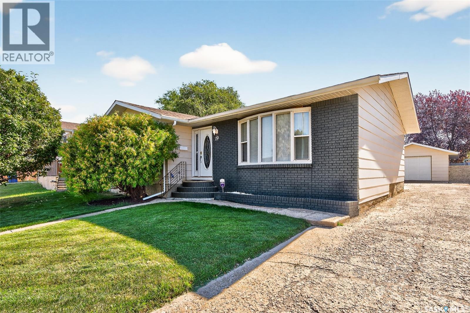 19 Buttercup Cres NW, Moose Jaw, SK S6J 1A3
