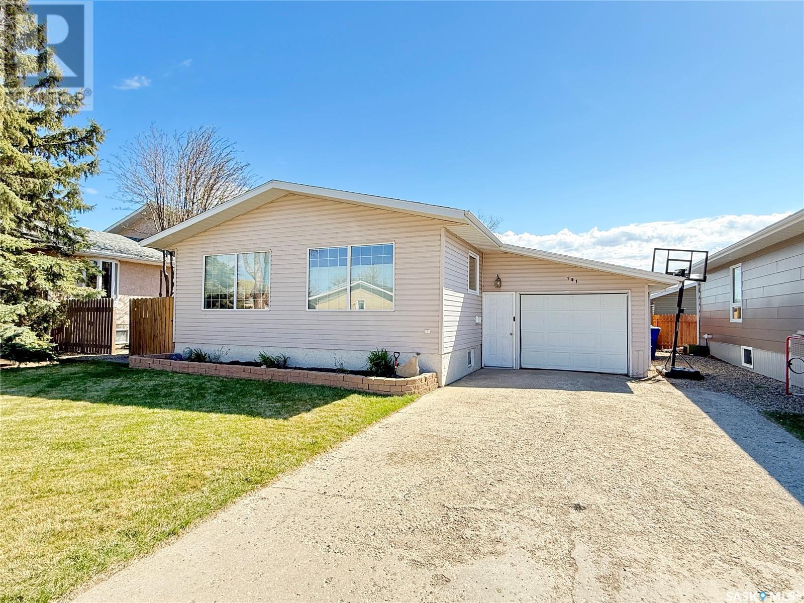 191 Montgomery Cres, Weyburn, SK S4H 2X6