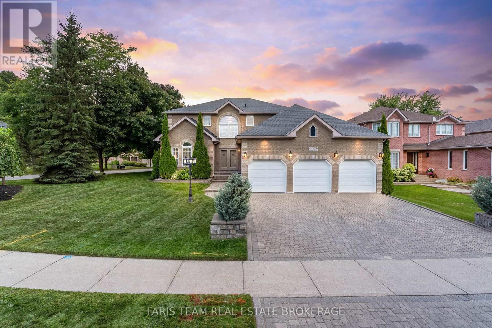 2 Sumac St, Barrie, ON L4N 9R8