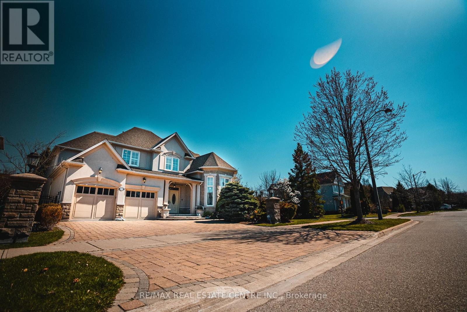 819 Canyon St, Mississauga, ON L5H 4M3