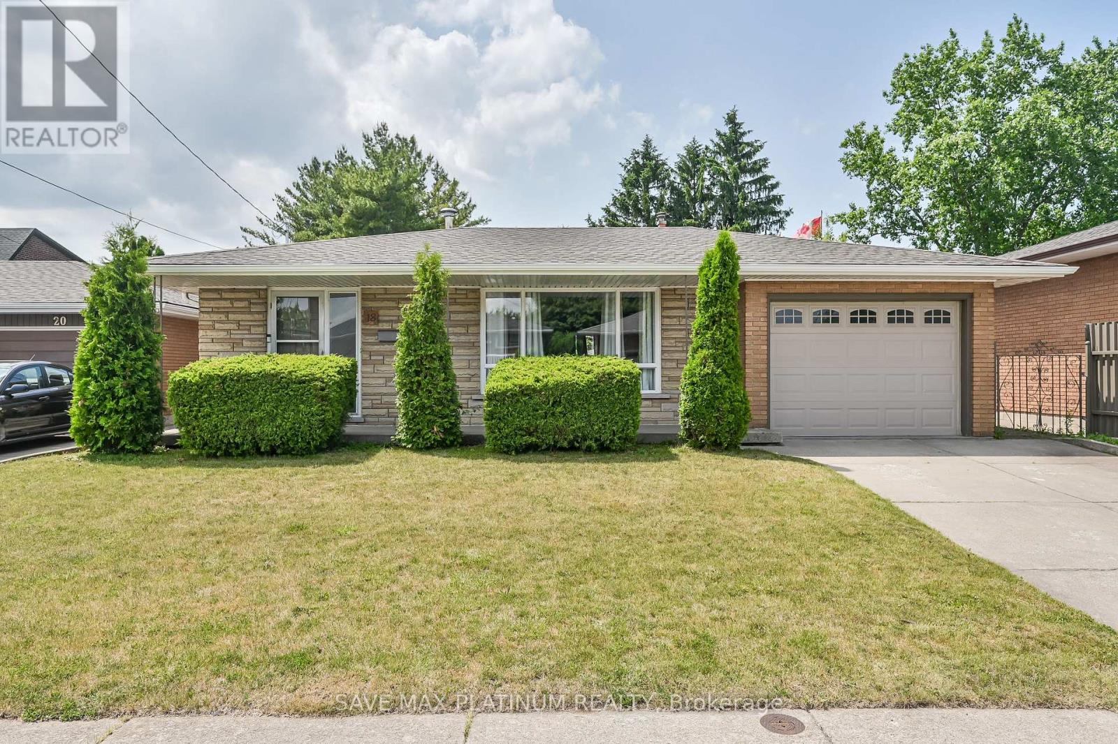 18 Gardenia Ct, Hamilton, ON L8K 3X6
