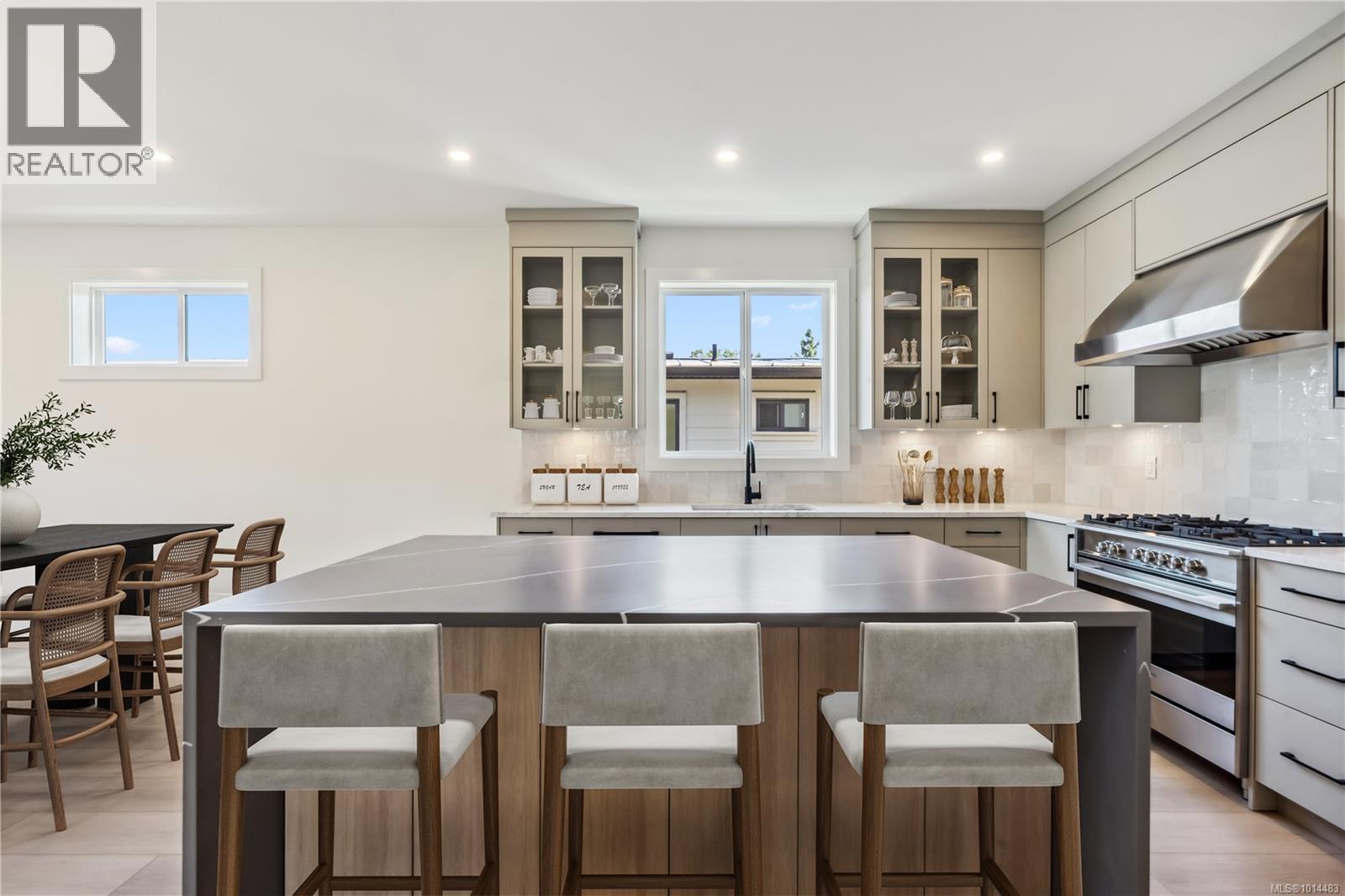 950 Tulip Ave, Saanich, BC V8Z 2P7