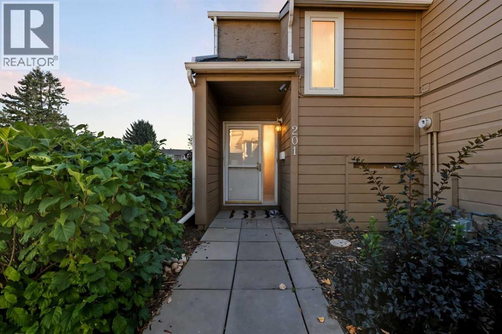 829 Coach Bluff Crescent Sw Unit 201, Calgary, AB T3H 1B1
