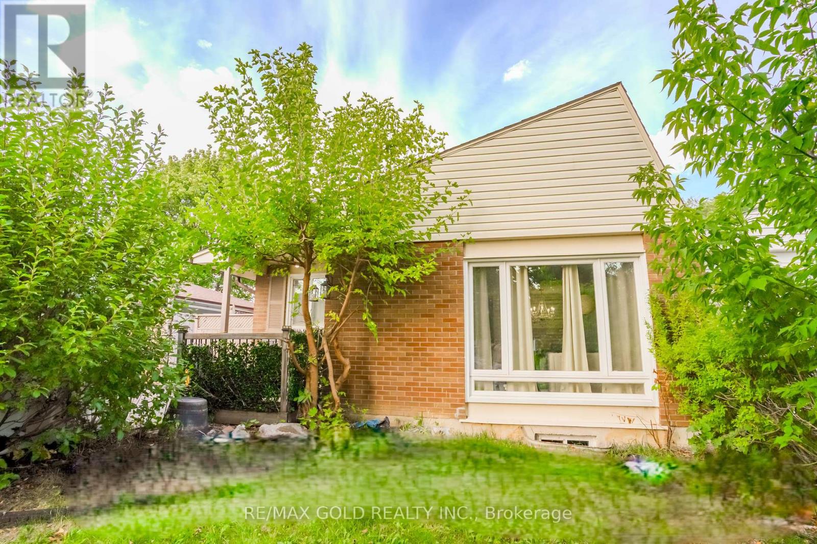 4 Deeside Cres, Brampton, ON L6T 3L7
