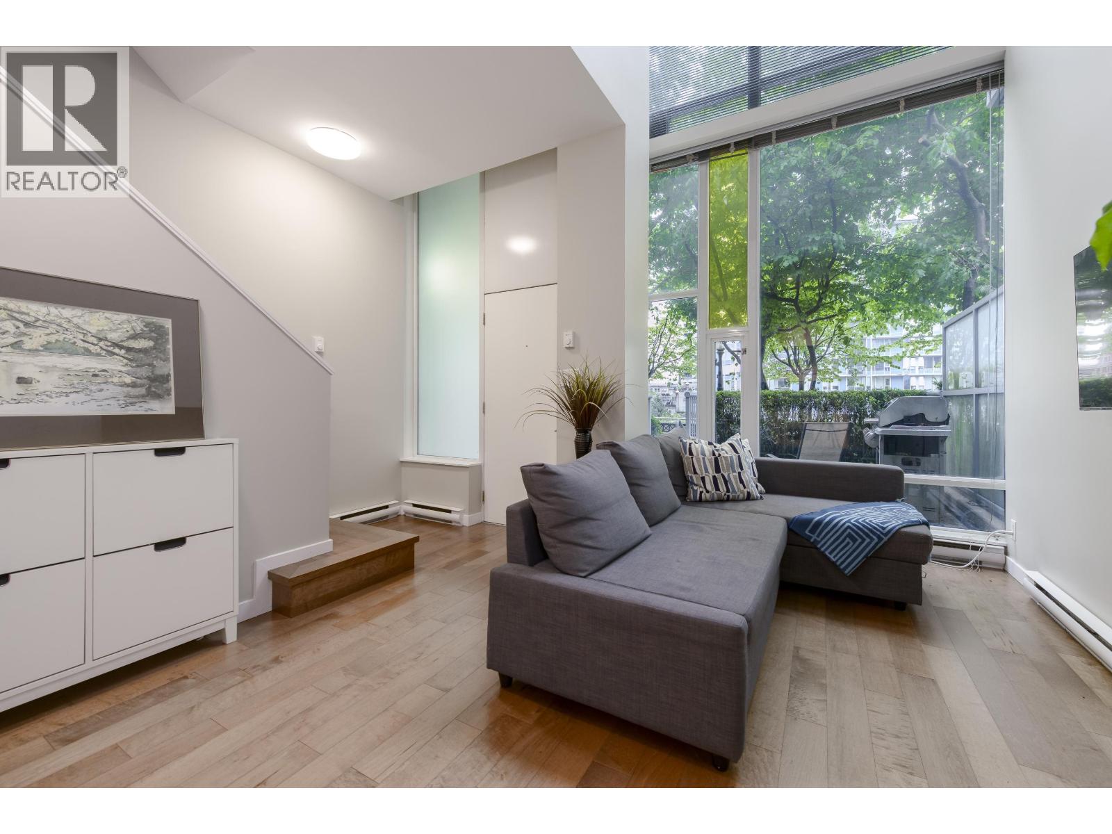 128 Dunsmuir St, Vancouver, BC V6B 1X7