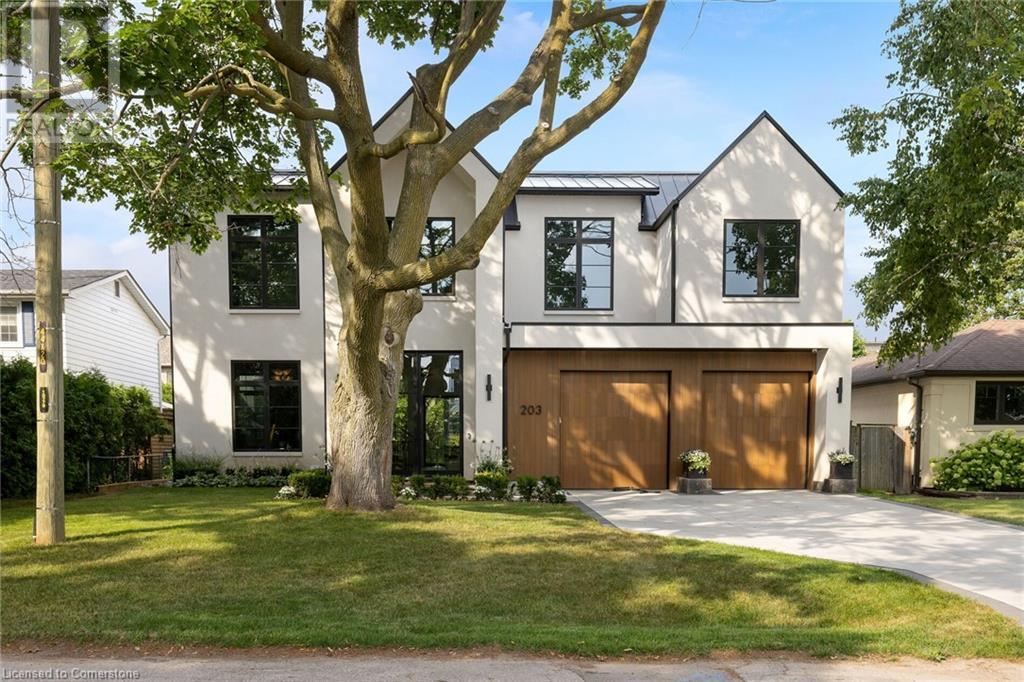 203 Weybourne Rd, Oakville, ON L6K 2T7