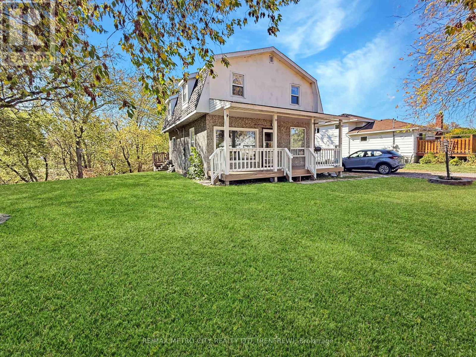 330 Mclean St, Renfrew, ON K7V 1B3
