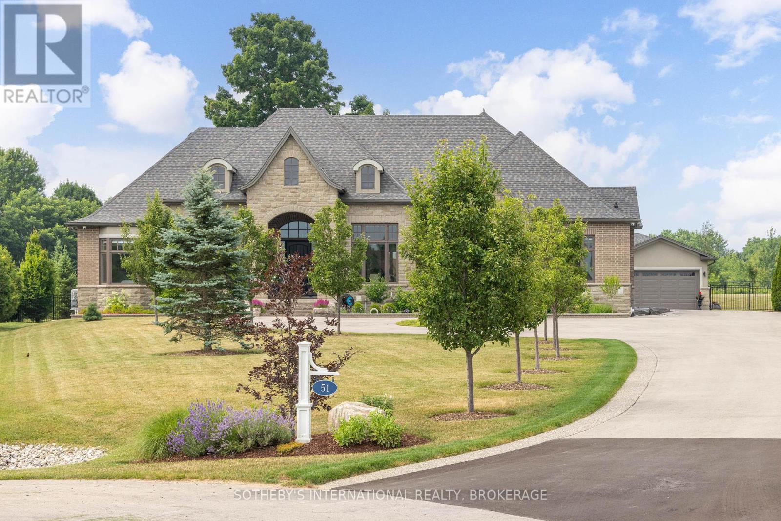 51 Tews Ln, Hamilton, ON L9H 7N4