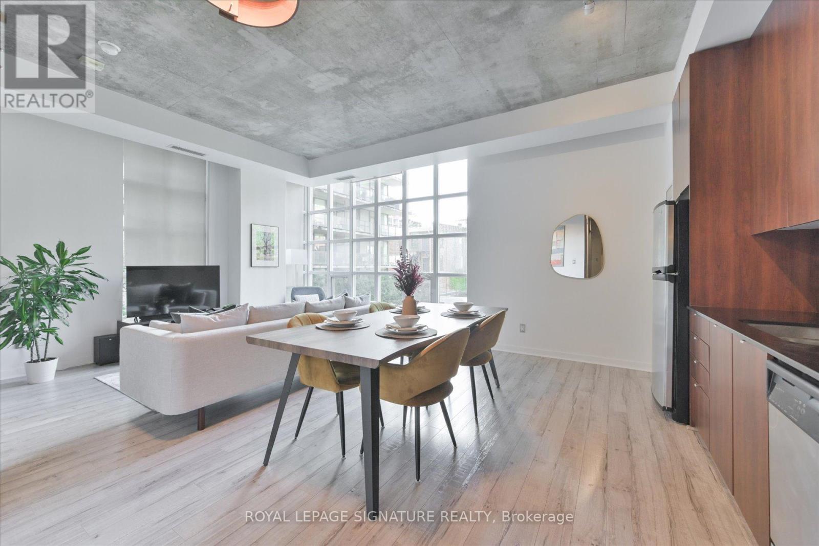305 23 Brant St, Toronto, ON M5V 2L5