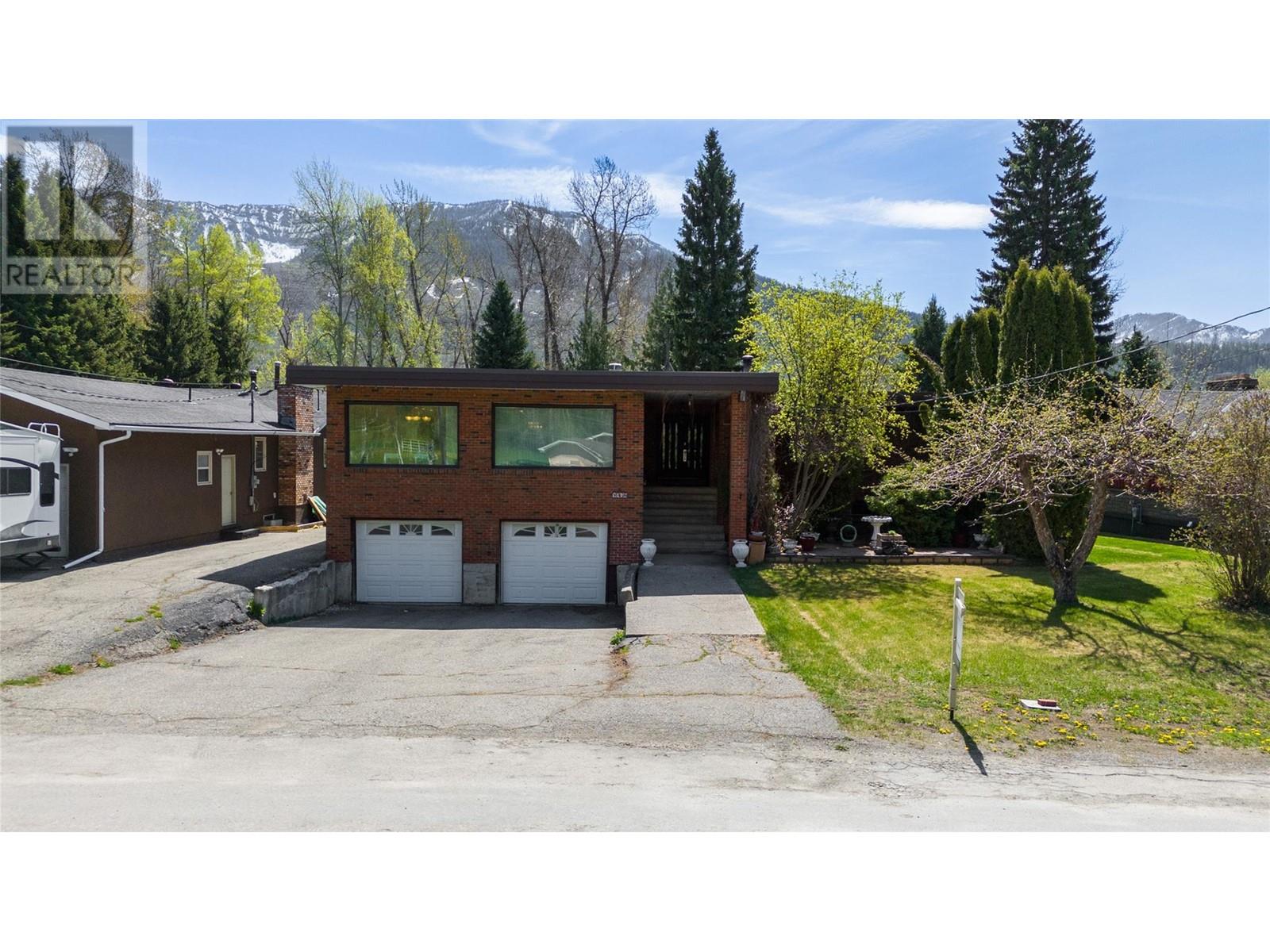 1698 Mckenzie Rd, Fernie, BC V0B 1M5