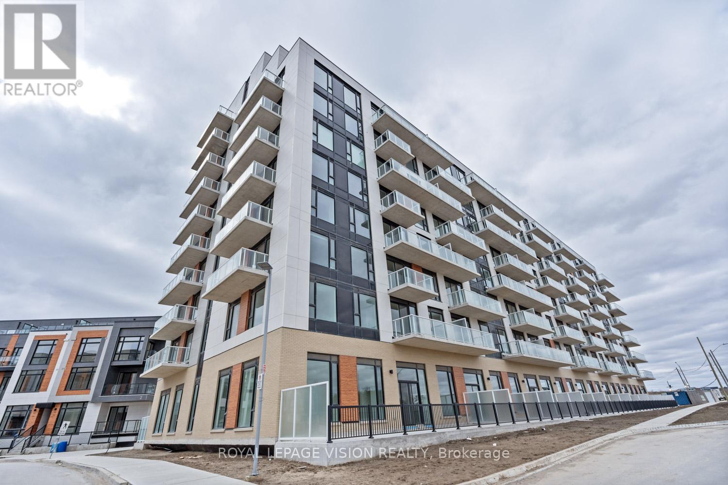 907 6 David Eyer Rd, Richmond Hill, ON L4S 0N6